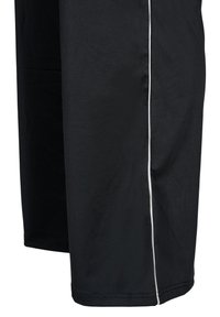 Zwarte sportshorts gemaakt van lichtgewicht stof, met een witte zijstreep, losse pasvorm en gestikte zoomafwerking.