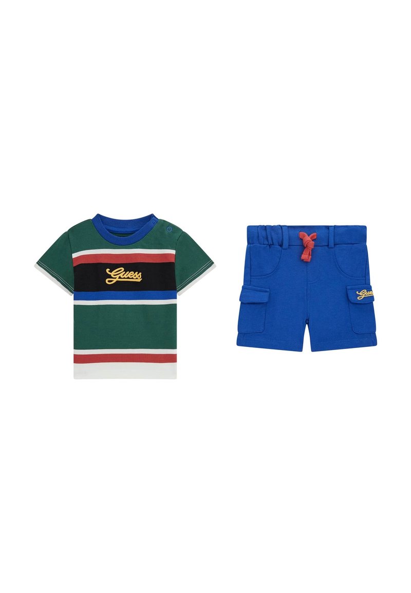 Completo multicolore per bambini composto da una maglietta a righe verde con logo giallo e pantaloni corti blu con tasche e vita regolabile con cordino.