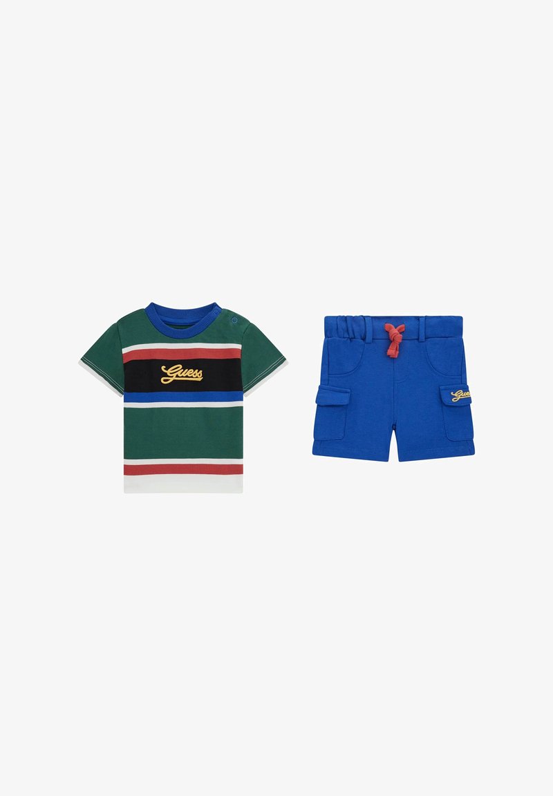 Completo multicolore per bambini composto da una maglietta a righe verde con logo giallo e pantaloni corti blu con tasche e vita regolabile con cordino.