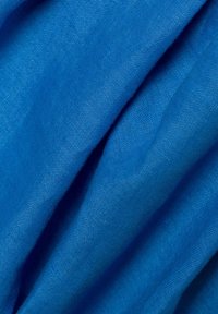 Helles blaues, leichtes Gewebe mit glatter Textur, das Drapierungen und ein dezentes Webmustervorweist.