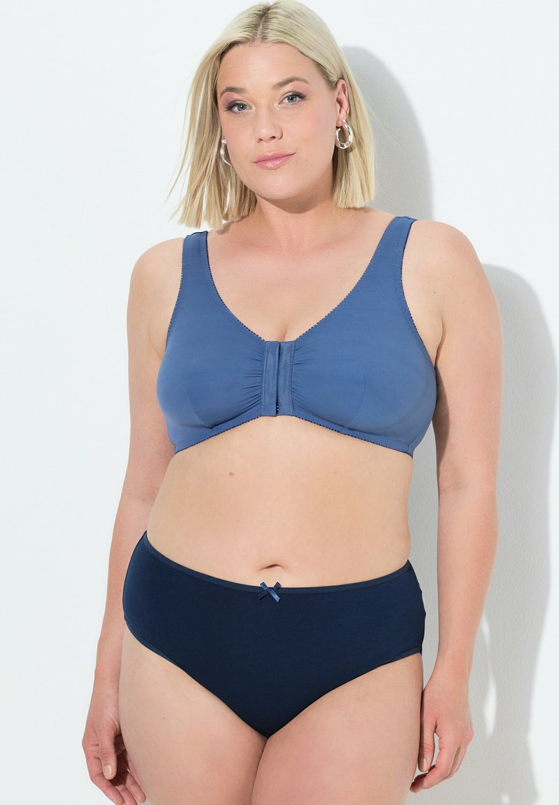 Donkerblauwe bh van gladde stof, met een v-halsontwerp en een sluiting aan de voorkant. Bijpassende donkerblauwe high-waisted onderbroek met een klein decoratief strikje.