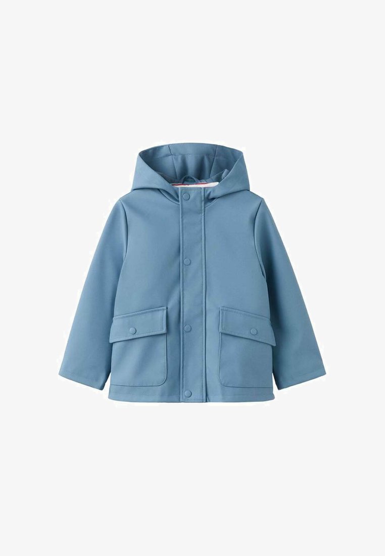 Imperméable à capuche pour enfants de couleur bleu clair avec fermetures à boutons-pression et deux poches avant à rabat.
