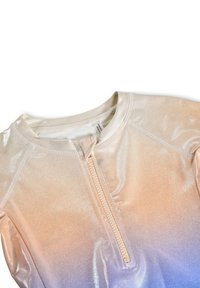 Lichte, metalen zwemtop met een ritssluiting; heeft een ombre-verloop van perzik naar blauw; gladde textuur en lange mouwen.