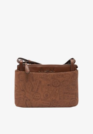 Borsa a tracolla in pelle marrone con un motivo testurizzato di timbri di viaggio, dotata di chiusura a zip e dettaglio con logo sul davanti.