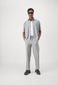 Only & Sons ONSBOYY PLISSEE LIFE RECY - Skjorta - limestone