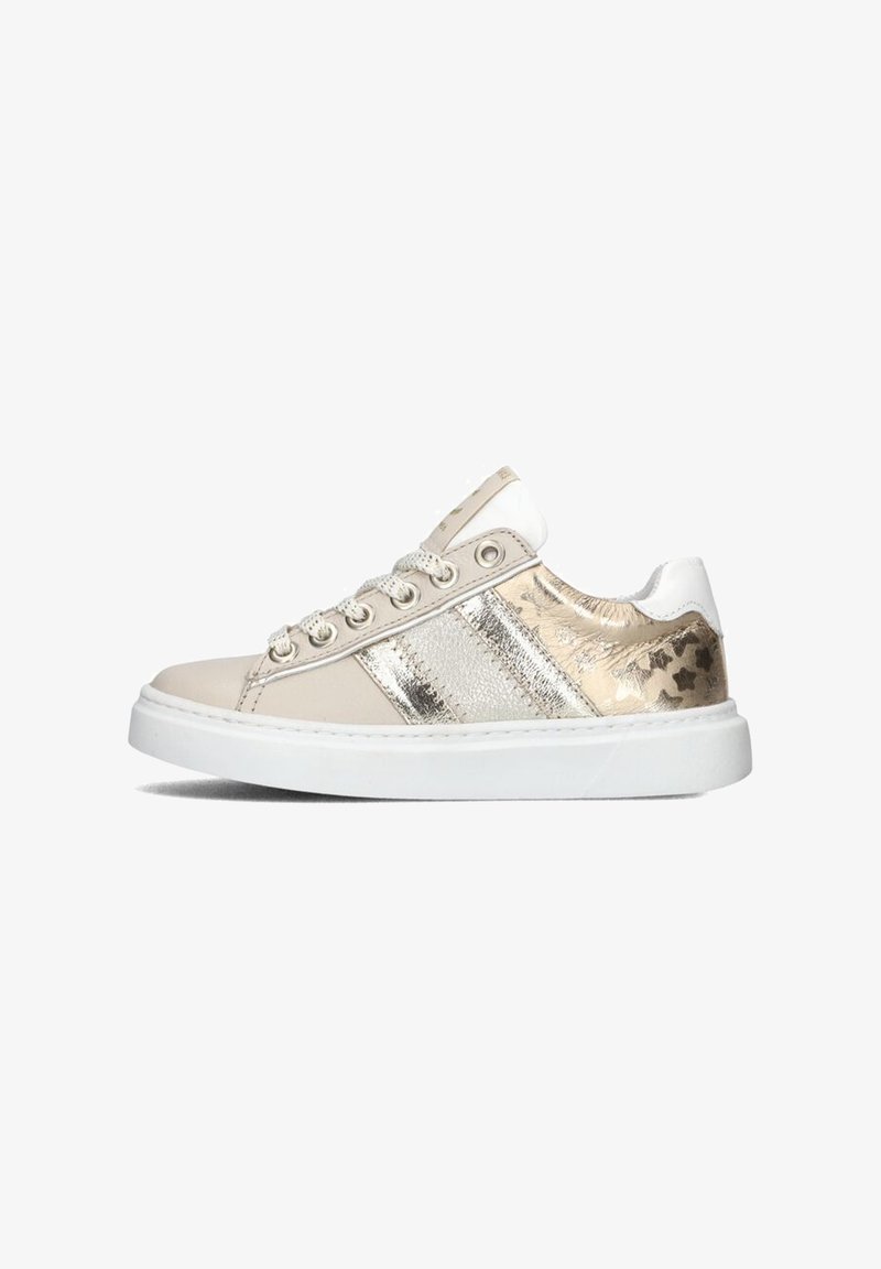 Lichtbeige sneaker met metallic gouden accenten, uitgerust met een gestructureerde zijkantstreep, ronde neus en witte rubberen zool. Gecoate sluiting.