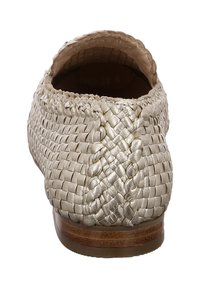 Geweven metallic zilveren instapschoen met een ronde neus, platte leren zool en een textuurafwerking. Heeft gevlochten details over het bovenwerk.