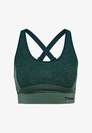 Mørkegrøn sports-bh med krydsede skulderremme og åndbart tekstureret stof, med Hummel-logo på bundbåndet.