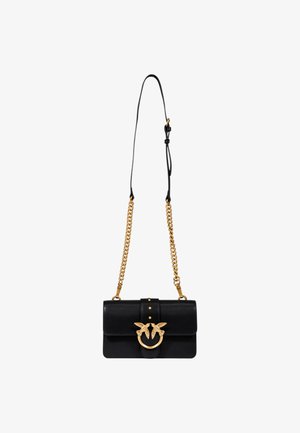 Borsa a spalla in pelle nera con tracolla in metallo dorato, dotata di una chiusura frontale decorativa e borchie sulla patta.