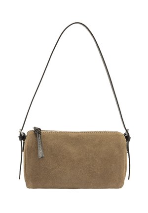 Brązowa zamszowa prostokątna torba na ramię z zamkiem błyskawicznym i cienkim czarnym regulowanym paskiem na ramię.