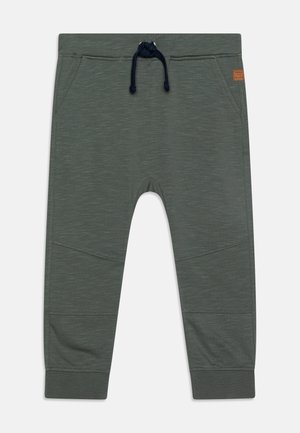 Pantalones para niño pequeño de color verde oscuro con cinturilla elástica y cordón azul marino, bolsillos delanteros, detalles de costura y puños en los tobillos.