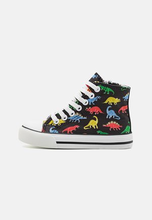 Baskets montantes noires avec lacets et semelle blancs, décorées de motifs colorés de dinosaures en rouge, jaune, bleu et vert.