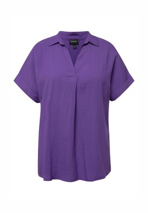 Korte mouwen, paarse blouse gemaakt van lichtgewicht stof, met een kraag en een voorplooing voor extra detail. Eenvoudige, relaxte pasvorm.