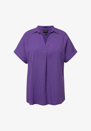 Lyhythiainen, violetti paita kevyestä kankaasta, jossa on kaulus ja etupleetti lisäyksinä. Yksinkertainen, rento fit.