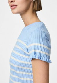 Blå ribbad topp med vita horisontella ränder, korta flikiga ärmar, rund halsringning och mjukt material.