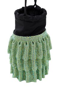 Perlekædehandtaske med lagdelt grøn frynse-design. Har en sort snøresløjfe i toppen og blanke, iriserende perler på ydersiden.