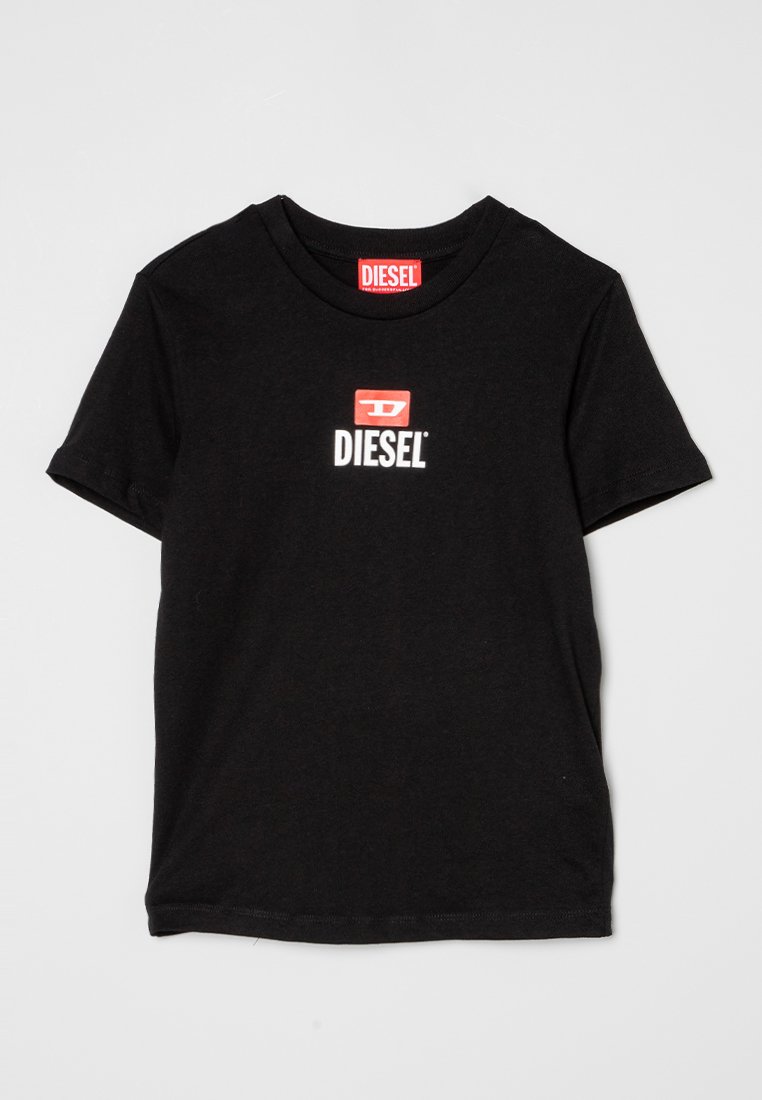 Schwarzes T-Shirt mit kurzen Ärmeln, auf dessen Vorderseite das rote und weiße Diesel-Logo zentral auf der Brust platziert ist, sowie einem roten Diesel-Etikett im inneren Kragen.