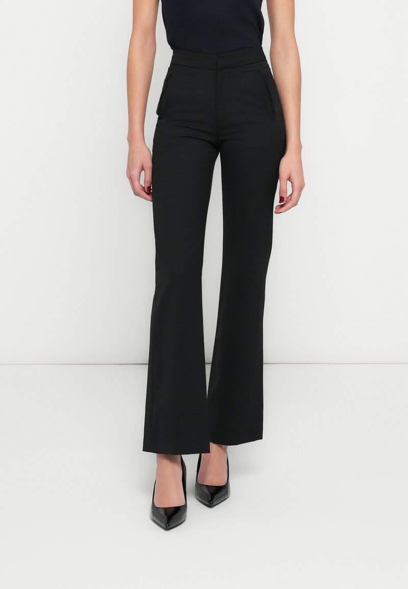 Czarne, wysokiej talii, rozszerzane spodnie z bocznymi kieszeniami. Wykonane z gładkiej tkaniny, charakteryzujące się dopasowanym krojem i czystym wykończeniem.