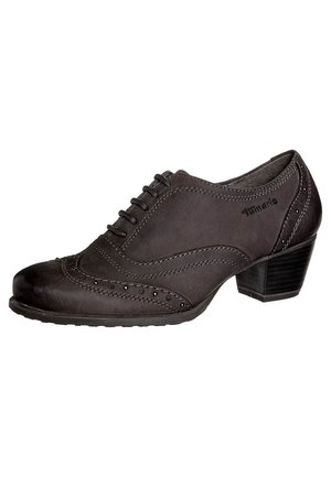 Chaussure en cuir marron foncé avec un bout arrondi, des lacets, des perforations décoratives et un petit talon carré. Coutures discrètes et accents cloutés.