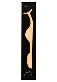 Wimperapplicator in een slank, gebogen ontwerp, met een matte zwarte verpakking met een uitsnede in silhouetvorm en gouden tekst.