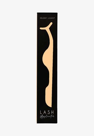 Wimpern-Applikator in einem eleganten, geschwungenen Design, mit mattschwarzer Verpackung, einer ausgeschnittenen Silhouette und goldener Schrift.