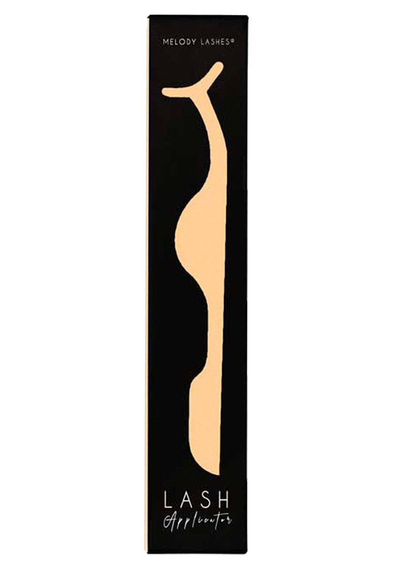 Wimperapplicator in een slank, gebogen ontwerp, met een matte zwarte verpakking met een uitsnede in silhouetvorm en gouden tekst.