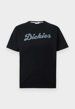 Černé tričko s krátkým rukávem s světle modrým texturovaným logem „Dickies“ přes hruď, kulatým výstřihem a značkovou vnitřní límečkovou etiketou.