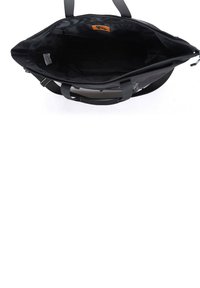 Borsa in tessuto nera, forma rettangolare, con un ampio scomparto con chiusura a zip, interno grigio e un'etichetta interna.