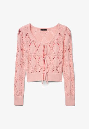 Cardigan rose pâle tricoté avec un motif en losange, doté d'un col arrondi et d'une fermeture à nouer à l'avant. Manches longues et poignets côtelés.