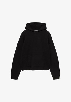 Crni pulover s kapuljačom, dugim rukavima, prednjim džepom i vezicom za kapuljaču. Izrađen od mekog materijala s rebrastim manžetama i rubom.