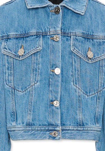 Veste en jean bleu avec fermeture à boutons, deux poches poitrine à rabat et coutures apparentes.