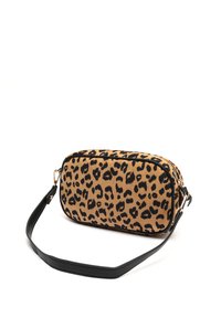 Eläinkuosilla varustettu olkalaukku, jossa on vaalea pohja mustilla leopardilaikuilla. Teksturoitu kangas, musta hihna ja kultasävytteiset metalliosat.