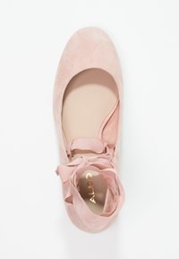 Růžové semišové baletky s kulatou špičkou, elastickými řemínky u kotníku a hladkým vnitřkem. Logo je zlacené a je embosováno uvnitř.