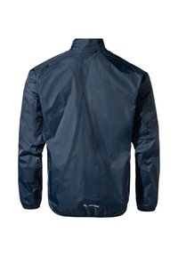 Veste imperméable bleu marine avec un col haut, des manches longues et une texture légèrement brillante. Présente un logo au bas de l'ourlet.