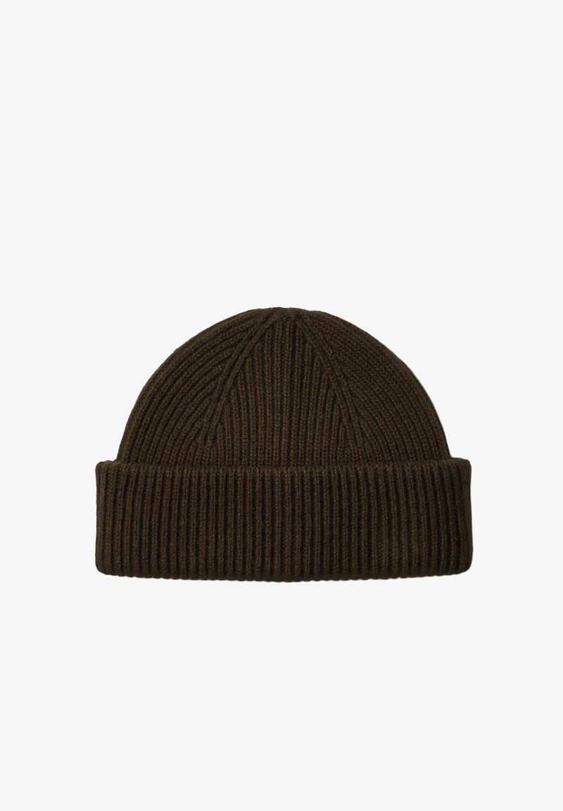 Bonnet en tricot côtelé marron foncé avec un revers plié.