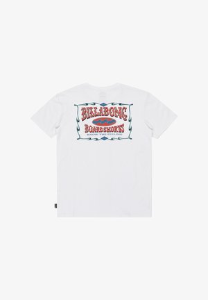 Balta medvilninė marškinėlių su trumpomis rankovėmis, su spalvingu grafikiniu spaudiniu ant nugaros, kuriame užrašyta "BILLABONG BOARDSHORTS" ir dekoratyviniai kraštai.