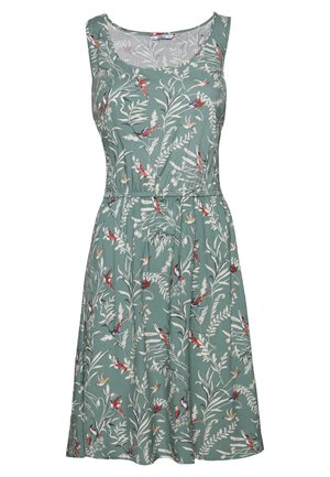 Zielona sukienka bez rękawów z talią akcentowaną, ozdobiona wzorem białych liściastych gałązek i małych kolorowych ptaków.