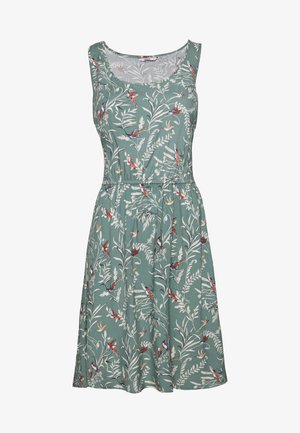 Mouwloze groene jurk met een ingesnoerde taille, bedrukt met witte bladeren en kleine kleurrijke vogels.