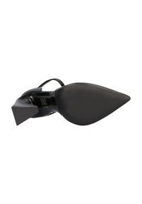 Scarpa nera con tacco alto dalla punta affilata e tacco a blocco triangolare. Materiale in pelle liscia con design minimalista e cinturino alla caviglia.