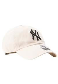Casquette en coton beige avec un logo brodé "NY" noir, visière incurvée, sangle arrière ajustable et une étiquette avec les détails de la marque.