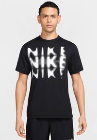 Zwarte korte mouwen t-shirt van katoen, met een grote witte vervormde tekstgrafiek op de voorkant en een ronde hals.