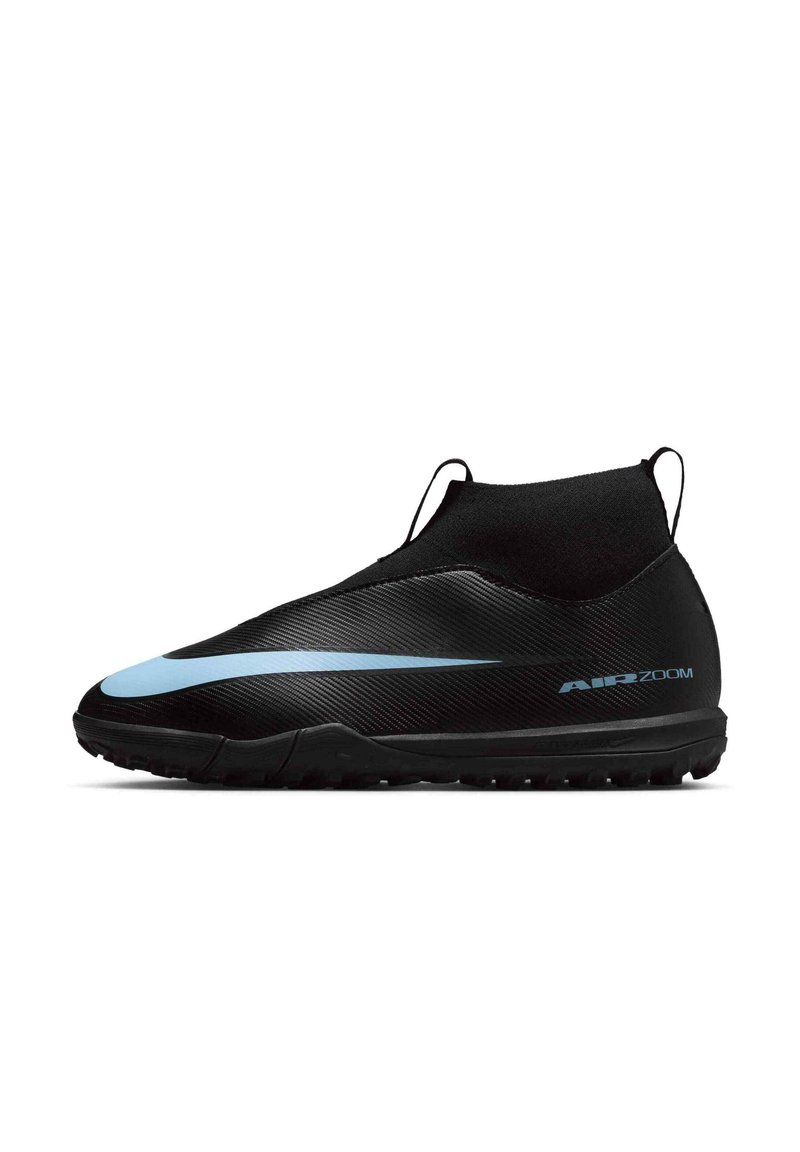 Schwarze Sportschuhe mit strukturiertem Design, einem hellblauen Swoosh, niedrigem Profil und elastischem Kragen für eine eng anliegende Passform.