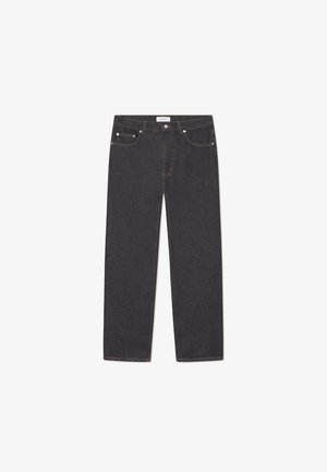 Jean en denim foncé avec une coupe droite, un design à cinq poches, des coutures contrastantes et une fermeture à bouton à la taille.
