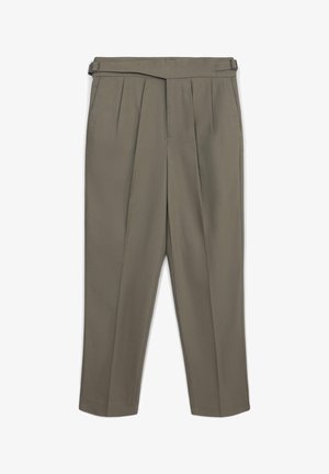 Pantaloni plissettati in tessuto verde oliva, con una parte frontale piatta, dettagli con fibbia laterale e gamba affusolata con orlo pulito.