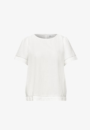 Hvid kortærmet bluse med rund halsudskæring, subtil tekstureret stof og delikat vandret blondekant på ærmer og kant.