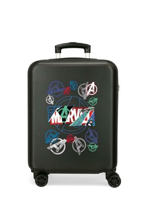 Maleta rígida negra con logotipos y símbolos de Marvel Avengers en varios colores, con asa retráctil y cuatro ruedas.
