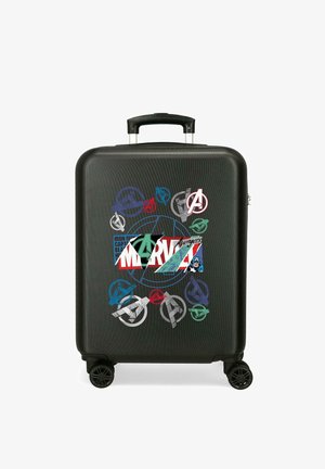 Maleta rígida negra con logotipos y símbolos de Marvel Avengers en varios colores, con asa retráctil y cuatro ruedas.