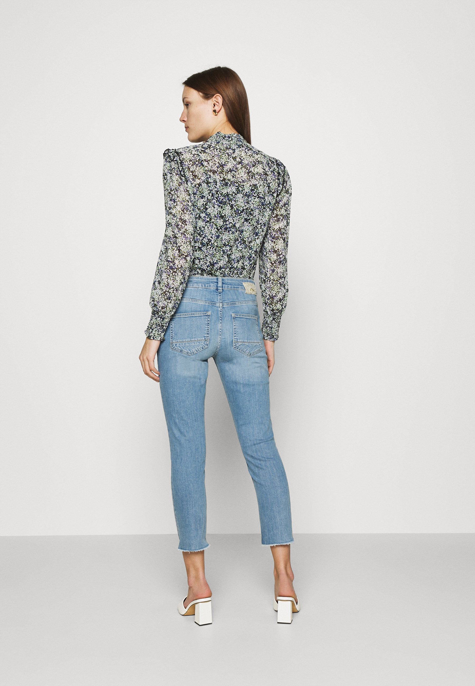 أنتيبسون فوز كتيب mos mosh jeans 