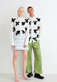 Sister Jane PENNY BOW UNISEX - Blúzka so zapínaním na gombíky - white