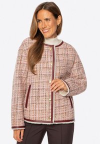 Wytworzona z teksturowanej tkaniny różowa i buraczkowa kurtka z okrągłym dekoltem, zapięciem na guziki i kieszeniami po bokach, z kontrastującymi wykończeniami i podszewką.